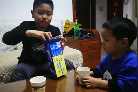 俩兄弟要平分饼干，单数咋办?妈妈说致电厂家必须生产双数饼干。视频封面