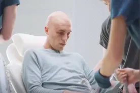 小伙一觉醒来，发现身体只有20%是自己的，肚脐眼也被改成USB插口视频封面