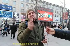 歪果仁第一次试吃大白兔奶糖，大呼味道太好吃了，还能吃一箱....