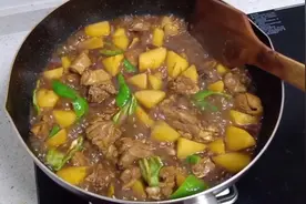 三个鸭腿配上土豆，丽姐做个家常版炖鸭块，好吃到全家都赞不绝口