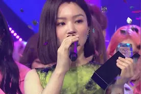 李夏怡以6516票数！击败BLACKPINK荣获打歌现场一位