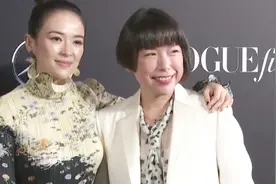 时装盛典明星合影，章子怡身材圆润越来越像巩俐，胡歌坐姿很调皮视频封面