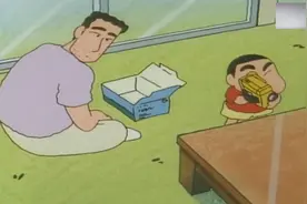 小新举着新买的摄像机追着妈妈拍于是妈妈赶紧跑去化妆视频封面
