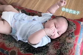 孩子哭、闹，不睡觉，57岁的爷爷有奇招，没人教，自学的