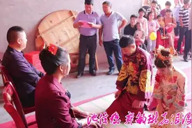 新娘刚进门，就和新郎一一跪拜婆家亲人，红包收得还不少视频封面