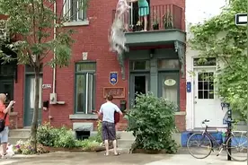 恶搞路人：男子弹吉他表白，不料一桶水泼了下来，路人好尴尬呀视频封面