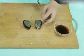 生活小诀窍——切皮蛋这么简单，蛋黄不散碎不粘刀，漂亮还省时！视频封面