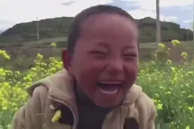 油菜地的小男孩，笑动全国，进来感受一下吧！视频封面