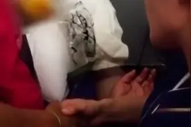 “谢谢你救了我”!南航空姐座椅夹缝蹲跪超两小时,守护乘客暖人心视频封面