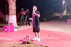 湖南常德：澧县兰江公园这位大叔歌声太独特，引来众多美女围观视频封面