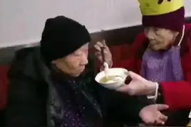 百岁母亲喂生病女儿吃长寿面， 端着面颤颤巍巍让人泪目视频封面