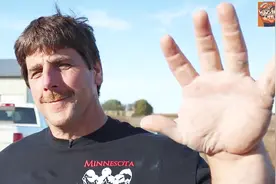 世界上最大的手臂，力量有多可怕？52岁轻松秒杀世界“腕力王”！视频封面