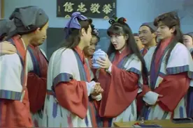 书院新来了一位教书先生，伦文叙看他很面熟，好像是大内高手视频封面