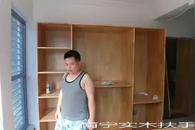 主卧较小，打掉卫生间可扩大面积。那要不要留卫生间？胖哥说：要视频封面