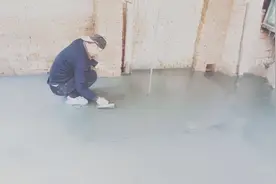 看老农粉水泥面又光又滑原来是这...