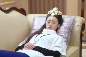 美女校花被大毒枭绑架，毒枭被校花的长相迷住了，顿时禽兽不如！视频封面