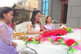 云南农村倒插门婚礼，漂亮的新娘亲自装扮婚车，准备去接新郎了视频封面