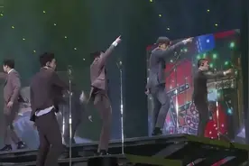 EXO演唱会吴世勋，边伯贤小哥哥们穿西装好帅气！视频封面