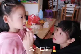 小学生参加学校的的歌唱比赛，妈妈给女儿绑个简单又好看的发型
