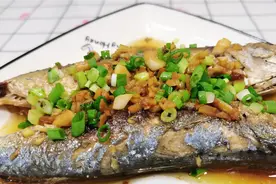 范小厨花8元买了两条花鲜鱼，简单烹饪后就是一顿丰盛的晚餐视频封面