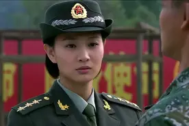 美女长官被士兵调戏，有个傻士兵还问啥是C罩啥是B罩？神补刀啊视频封面