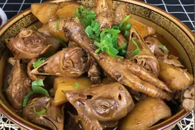 东北亮子做了一锅鸡头鸡爪炖土豆，看着真馋人，方法收藏了