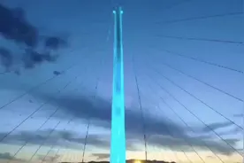 太原市迎宾桥首次点亮夜空，为祖国70周年华诞献礼。