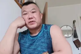 手吃烤羊肉
