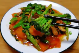 小姐姐都爱吃的减肥菜，西兰花炒香菇，营养丰富，低脂清爽超简单视频封面