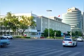 新疆克拉玛依那么富裕，街道上是不是都是豪车？探旅实地去探访了视频封面