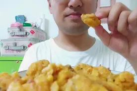 小伙自制奥尔良炸鸡，做起来简单，吃起来也不错！