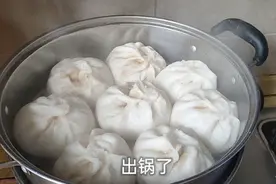 西葫芦猪肉馅大包子详细做法教给你，个个松软不塌陷，味道鲜美！视频封面