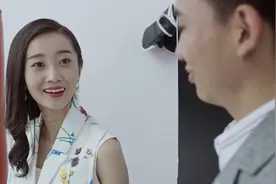 男友非要和女友在公司亲近，女友怎么劝都不听！一下秒太尴尬！
