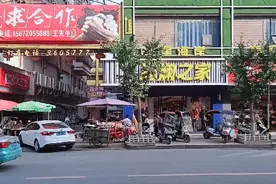 此商业街门面30至40平方一年租金在20万左右,大家觉得贵么视频封面