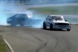 高速漂移通过连续弯道，外国牛人车手就是敢跑，小弟真的膜拜！视频封面