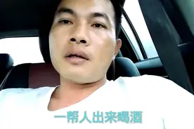 下雨天海南男人爱聚在一起喝酒，醉酒说大话，爱劝酒你真有事就躲视频封面