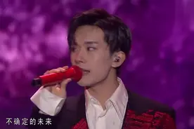 易烊千玺成人礼演唱会《恒温动物》，我竟被他身边的伴舞吸引了！