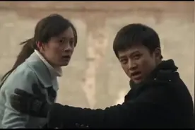 邓超调皮把鞋子卡铁轨上，谁知火车来了，快把娘娘吓死了！视频封面