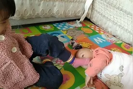 姐姐把臭脚丫放在弟弟脸上闻，气的宝妈要打她，真让人哭笑不得视频封面