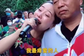 晨辰紧拉老爸的手哭着演唱(父亲)感动现场所有听众视频封面