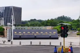 深圳市坪山区中心广场。
