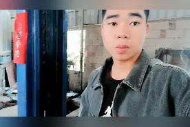 一名勤快又帅气的汽修男孩每天起床后迅速来到修车厂打卡，上班，视频封面