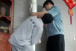 固定在楼层间的雨水管破裂漏水，该怎么更换呢？一身大汗视频封面