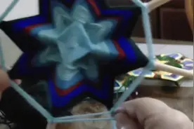 用家里的剩毛线和一次性筷子教你编绕出漂亮的曼达拉挂饰视频封面
