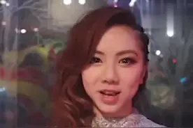 邓紫棋在蜡像馆装蜡像，游客在合拍的下一秒，竟被吓到了！