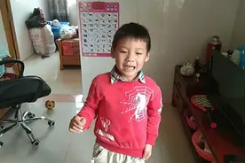 农村媳妇用绳子给宝宝拨牙齿，最古老的方法，看着挺心痛