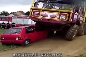 4个巨型的重型越野卡车，俄罗斯的这辆，能轻松爬50度的斜坡视频封面