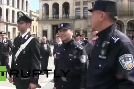 中国警察首次在意大利巡逻，华人激动不已视频封面