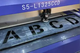 实拍亚克力激光切割加工，看看一块板怎么样变成机器上零部件视频封面