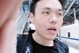 小伙体验动车一等座，和二等座到底有啥区别？